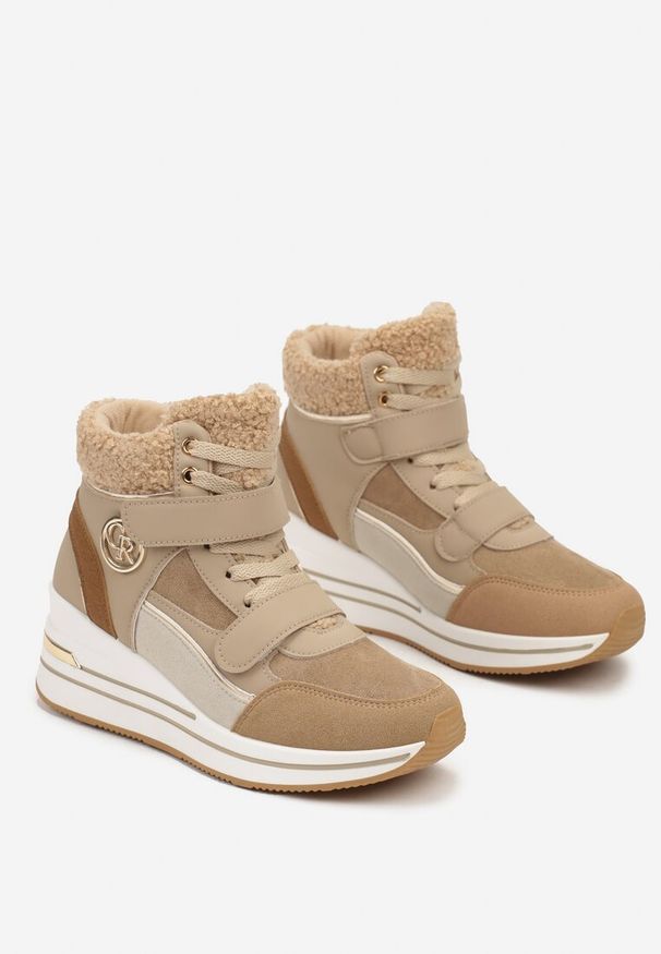 Renee - Ciemnobeżowe Sneakersy na Koturnie z Metalicznymi Wstawkami i Sztucznym Futerkiem Lerilanes. Nosek buta: okrągły. Zapięcie: sznurówki. Kolor: beżowy. Materiał: futro. Obcas: na koturnie. Wysokość obcasa: średni