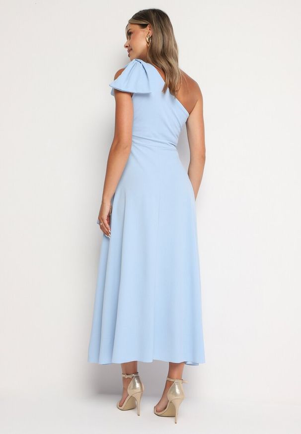 Born2be - Jasnoniebieska Koktajlowa Asymetryczna Sukienka z Kokardą na Ramieniu Vimarellia. Okazja: na imprezę. Typ kołnierza: kokarda. Kolor: niebieski. Typ sukienki: asymetryczne. Styl: wizytowy