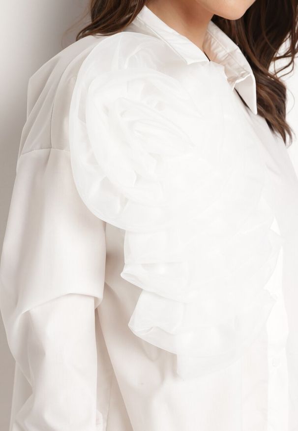 Born2be - Biała Koszula o Klasycznym Fasonie z Aplikacją z Przeźroczystej Tkaniny Tizza. Kolor: biały. Materiał: tkanina. Wzór: aplikacja. Styl: klasyczny