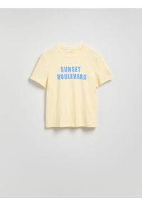 Reserved - T-shirt z nadrukiem - jasnożółty. Kolor: żółty. Materiał: bawełna. Wzór: nadruk #1