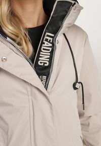 Born2be - Beżowa Pudełkowa Kurtka Typu Parka z Kapturem i Kieszeniami Kaithraea. Typ kołnierza: kaptur. Kolor: beżowy. Materiał: jeans. Sezon: zima. Styl: klasyczny, elegancki #5