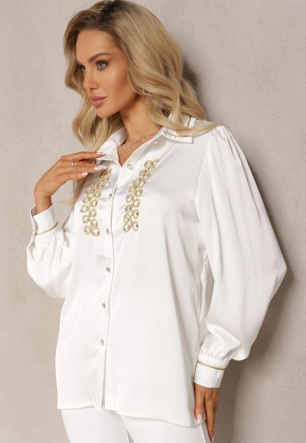 Renee - Biała Koszula Satynowa z Cyrkoniami i Perełkami oraz Kołnierzykiem Dokeria. Kolor: biały. Materiał: satyna. Wzór: aplikacja