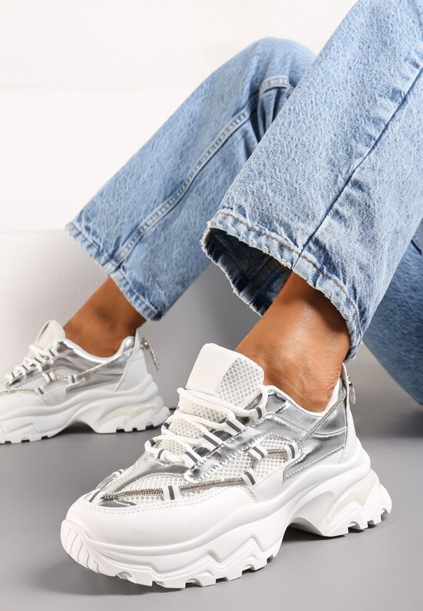 Renee - Biało-Srebrne Sneakersy z Metalicznymi Wstawkami na Niskiej Platformie z Ozdobnym Sznurkiem Oiriema. Zapięcie: pasek. Kolor: biały. Obcas: na platformie