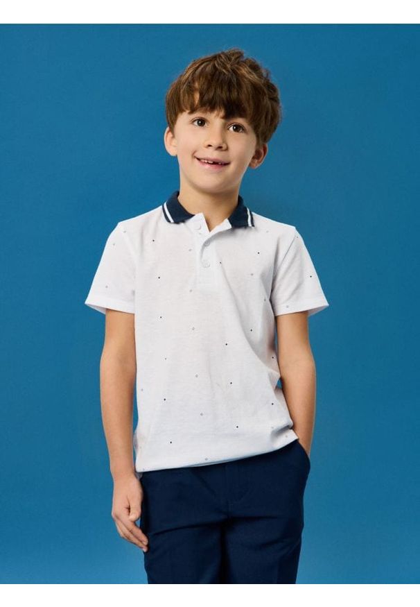 Sinsay - Koszulka polo ze wzorem - biały. Typ kołnierza: polo. Kolor: biały