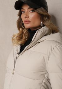 Renee - Jasnobeżowa Klasyczna Kurtka z Pikowanymi Przeszyciami Kapturem i Kieszeniami Anrinna. Okazja: na co dzień. Kolor: beżowy. Materiał: jeans, wełna. Sezon: zima, jesień. Styl: klasyczny