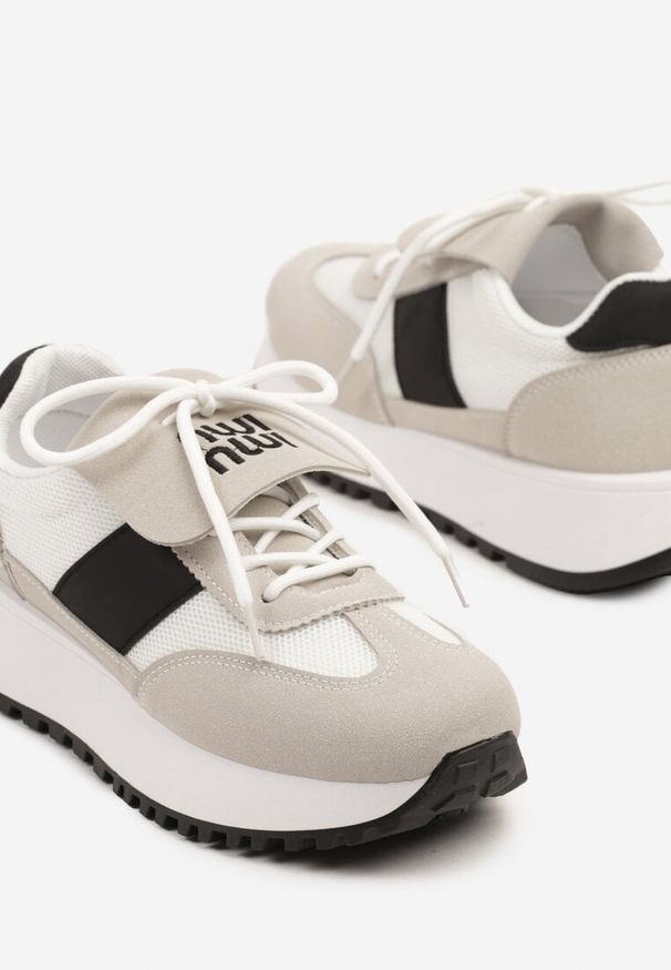 Renee - Beżowo-Czarne Sneakersy na Platformie z Geometrycznym Wzorem Aluina. Okazja: na co dzień. Kolor: beżowy. Materiał: jeans. Wzór: geometria. Obcas: na platformie
