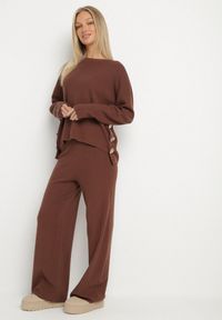 Born2be - Brązowy Dzianinowy Komplet z Wiskozą Szerokie Spodnie i Sweter z Aplikacjami Miozara. Kolor: brązowy. Materiał: wiskoza, dzianina. Wzór: aplikacja