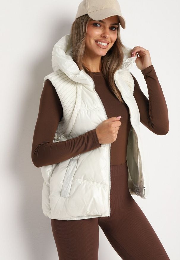 Born2be - Biała Pikowana Kamizelka z Kapturem i Ściągaczami Timorae. Okazja: na spacer. Typ kołnierza: kaptur. Kolor: biały. Materiał: jeans