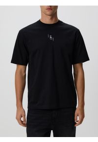 Reserved - T-shirt relaxed z nadrukiem na plecach - czarny. Kolor: czarny. Materiał: dzianina, bawełna. Wzór: nadruk