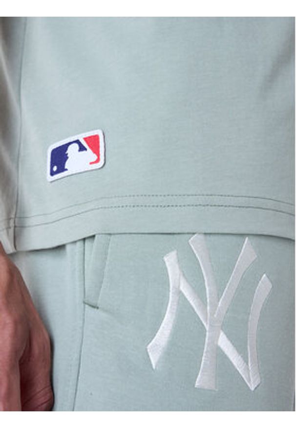 New Era T-Shirt New York Yankees MLB League Essential Pastel 60596180 Zielony Regular Fit. Kolor: zielony. Materiał: bawełna