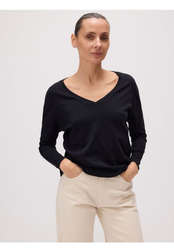 Reserved - Longsleeve z dekoltem V - czarny. Kolor: czarny. Materiał: dzianina, bawełna. Długość rękawa: długi rękaw