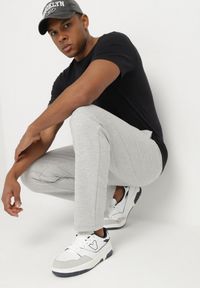 Born2be - Jasnoszare Spodnie Dresowe z Gumką i Sznurkiem w Pasie Palaretia. Kolor: szary. Materiał: dresówka. Styl: klasyczny