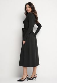 Born2be - Czarna Sukienka Kopertowa z Wiskozą Wiązana w Talii Drestalia. Okazja: na co dzień. Typ kołnierza: dekolt w kształcie V. Kolor: czarny. Materiał: wiskoza. Długość rękawa: długi rękaw. Typ sukienki: kopertowe. Styl: casual, klasyczny #7