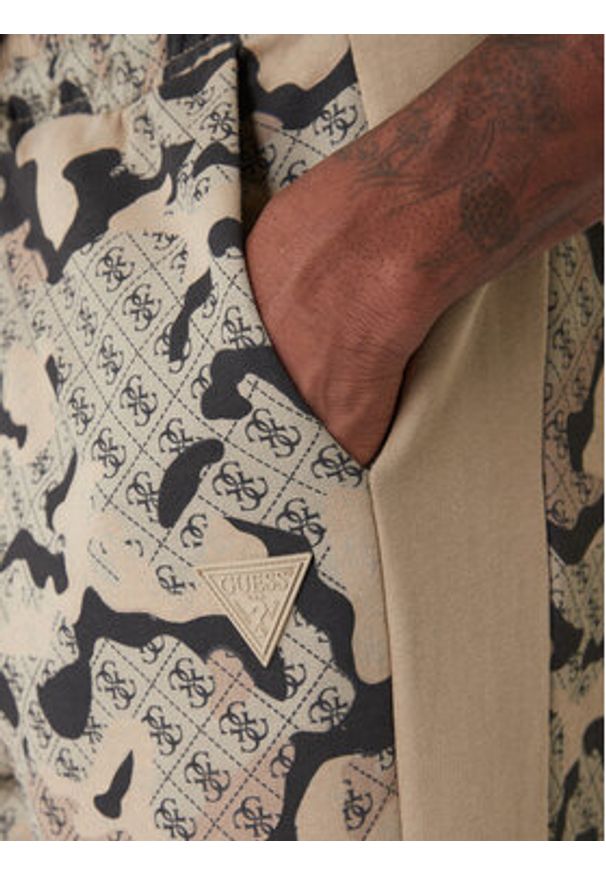 Guess Spodnie dresowe Z6RB02 K9YI1 Beżowy Regular Fit. Kolor: beżowy. Materiał: bawełna