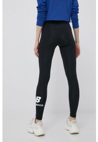 New Balance legginsy damskie kolor czarny z nadrukiem. Kolor: czarny. Materiał: poliester. Wzór: nadruk