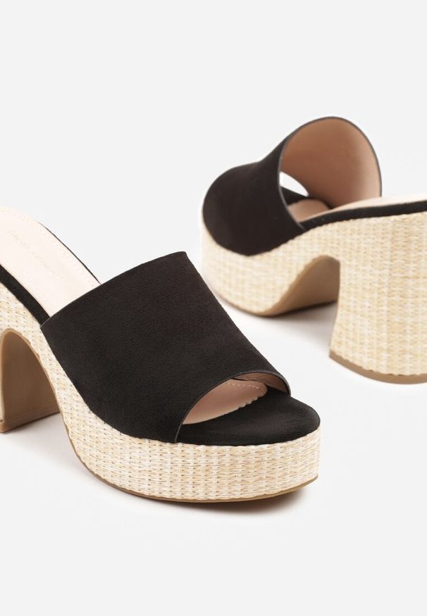 Born2be - Czarne Klapki na Słupku z Szerokim Paskiem z Imitacji Zamszu Volima. Okazja: na co dzień. Kolor: czarny. Materiał: zamsz. Obcas: na słupku. Styl: casual. Wysokość obcasa: średni