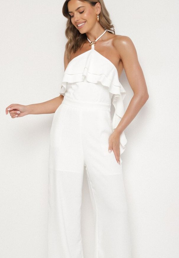 Born2be - Biały Kombinezon Wiązany na Szyi z Metaliczną Ozdobą Tilindra. Kolor: biały. Długość: długie. Wzór: aplikacja. Styl: klasyczny, elegancki