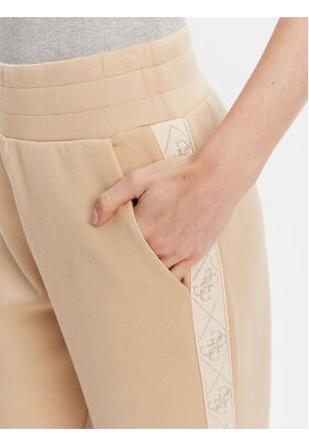 Guess Spodnie dresowe W5YB11 KBYE2 Beżowy Regular Fit. Kolor: beżowy. Materiał: syntetyk