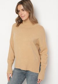 Born2be - Beżowy Gładki Golf w Klasycznym Stylu Ralenatia. Okazja: na co dzień. Typ kołnierza: golf. Kolor: beżowy. Materiał: jeans, skóra. Długość rękawa: długi rękaw. Długość: długie. Wzór: gładki. Styl: klasyczny #4