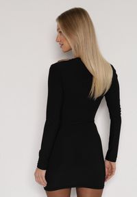 Born2be - Czarna Dopasowana Sukienka Ozdobiona Metalicznymi Aplikacjami Vetimala. Okazja: na imprezę. Kolor: czarny. Wzór: aplikacja #3