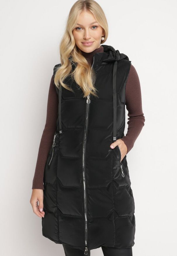 Born2be - Czarna Kamizelka o Długim Fasonie z Pikowaniem i Kapturem Kerenisa. Kolor: czarny. Długość: długie