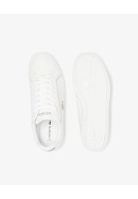 Lacoste - LACOSTE - Białe sneakersy z metalowym logo Graduate. Okazja: na co dzień. Nosek buta: okrągły. Zapięcie: sznurówki. Kolor: biały. Materiał: jeans, guma. Wzór: aplikacja, nadruk #2