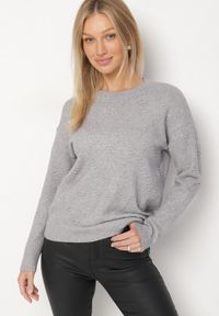 Born2be - Szary Sweter Ozdobiony Motywem Serc Unisae. Okazja: na co dzień. Kolor: szary. Materiał: jeans. Wzór: aplikacja. Styl: casual