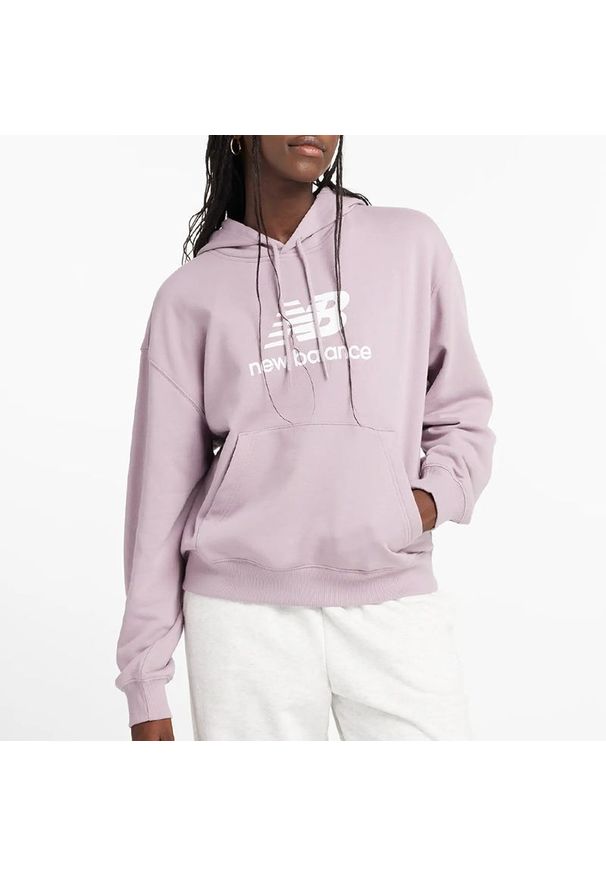 Bluza New Balance WT41504ICW - różowa. Okazja: na co dzień. Kolor: różowy. Materiał: materiał, dresówka, prążkowany, poliester, bawełna. Wzór: napisy. Styl: casual, klasyczny