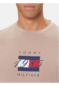 TOMMY HILFIGER - Tommy Hilfiger T-Shirt Linear Flag MW0MW41338 Beżowy Regular Fit. Kolor: beżowy. Materiał: bawełna #4