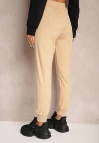 Renee - Beżowe Spodnie Dresowe z Bawełny High Waist Ozdobione Kieszeniami na Suwak Fedela. Stan: podwyższony. Kolor: beżowy. Materiał: bawełna, dresówka. Wzór: aplikacja #3