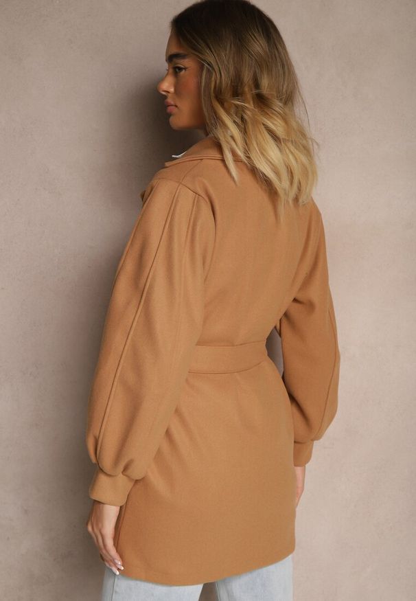 Renee - Ciemnobeżowy Płaszcz z Wiązanym Paskiem i Bufiastym Rękawem Agnage. Typ kołnierza: kołnierzyk stójkowy. Kolor: beżowy. Materiał: tkanina, jeans. Sezon: wiosna, jesień