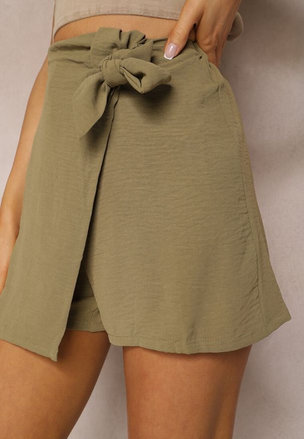 Renee - Ciemnozielone Szorty z Gumką w Talii i Lampasami z Falbanką o Asymetrycznym Wykończeniu Laventa. Okazja: na co dzień. Kolor: zielony. Styl: casual, elegancki