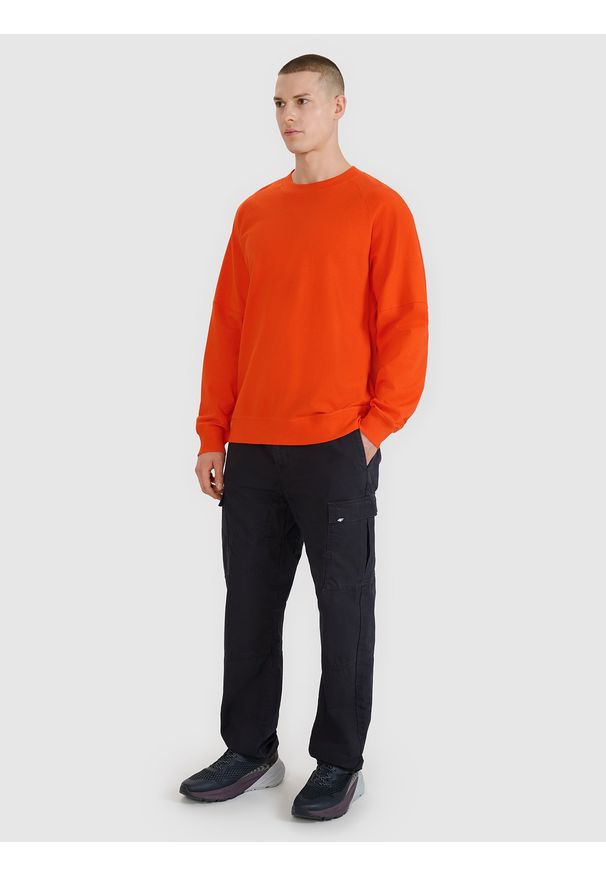 4f - 4F Bluza dresowa nierozpinana bez kaptura męska - pomarańczowa XL. Okazja: na co dzień. Typ kołnierza: bez kaptura. Kolor: pomarańczowy. Materiał: dresówka. Długość rękawa: raglanowy rękaw. Wzór: ze splotem. Styl: casual, sportowy