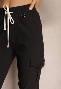 Renee - Czarne Spodnie High Waist o Fasonie Bojówek Istredda. Stan: podwyższony. Kolor: czarny. Materiał: materiał. Wzór: moro. Styl: militarny #4