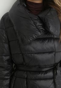 Born2be - Czarna Kurtka z Szerokim Kołnierzem i Wiązanym Paskiem Igbrase. Okazja: na co dzień. Kolor: czarny. Materiał: jeans, tkanina. Sezon: zima. Styl: casual, elegancki #7