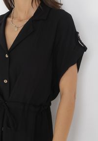 Born2be - Czarna Koszulowa Sukienka Midi z Wiskozy na Guziki z Troczkiem i Wycięciami Alicana. Typ kołnierza: kołnierzyk klasyczny. Kolor: czarny. Materiał: wiskoza. Typ sukienki: koszulowe. Styl: klasyczny. Długość: midi