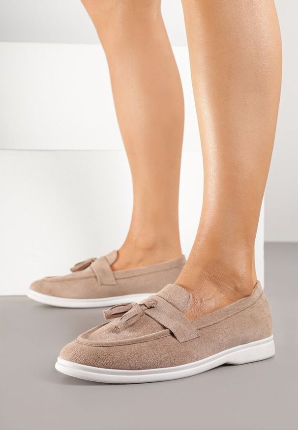 Born2be - Ciemnobeżowe Mokasyny z Frędzlami z Przodu Melarella. Okazja: na co dzień. Kolor: beżowy. Materiał: jeans. Styl: elegancki, casual