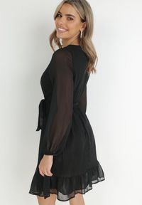 Born2be - Czarna Sukienka Pronestra. Kolor: czarny. Materiał: materiał, tkanina. Wzór: gładki. Typ sukienki: kopertowe. Styl: elegancki. Długość: mini #5