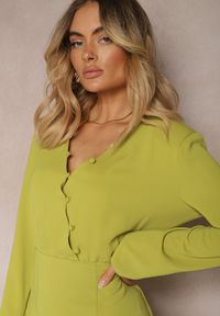 Renee - Jasnozielona Sukienka o Dopasowanym Kroju Zapinana na Guziki z Gumką w Talii Dimmara. Okazja: do pracy, na randkę, na spotkanie biznesowe, na co dzień. Typ kołnierza: dekolt w kształcie V. Kolor: zielony. Typ sukienki: dopasowane. Styl: casual, elegancki, wizytowy, biznesowy #5