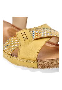 Żółte Sandały Wasak Modne Obuwie Damskie. Okazja: na co dzień. Zapięcie: rzepy. Kolor: żółty. Materiał: skóra. Wzór: paski, kratka, grochy. Sezon: lato. Styl: casual #6