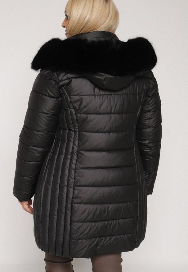 Born2be - Czarna Długa Kurtka Pikowana z Odpinanym Kapturem i Futerkiem Retelma. Okazja: na co dzień. Kolor: czarny. Materiał: futro. Długość: długie. Styl: casual
