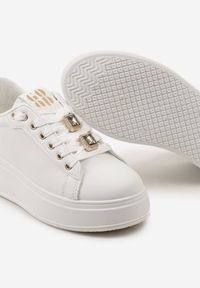 Born2be - Biało-Złote Sznurowane Sneakersy na Platformie do Kostki z Imitacji Skóry ze Zdobieniami Alicenoa. Kolor: biały. Materiał: skóra. Wzór: aplikacja. Obcas: na platformie #2