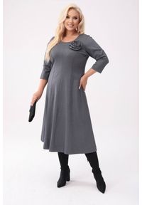 Moda Size Plus Iwanek - Sukienka Eliza w odcieniach szarości - klasyczna elegancja z nowoczesnym akcentem PLUS SIZE XXL OVERSIZE. Okazja: na co dzień. Kolekcja: plus size. Materiał: tkanina, wiskoza, skóra, materiał, nylon. Wzór: kwiaty. Typ sukienki: oversize, dla puszystych. Styl: klasyczny