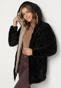 Born2be - Ciemnobeżowa Pikowana Kurtka Dwustronna z Kapturem i Futerkiem Rinaresa. Okazja: na co dzień. Typ kołnierza: kaptur. Kolor: beżowy. Materiał: futro. Styl: elegancki, casual #4