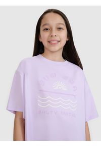 4f - 4F T-shirt oversize z nadrukiem dziewczęcy - fioletowy 152 (11-12 lat). Okazja: na co dzień. Kolor: fioletowy. Materiał: bawełna, jersey. Wzór: nadruk. Sezon: lato. Styl: klasyczny, sportowy, casual
