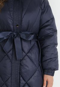 Born2be - Granatowa Kurtka za Kolano Pikowana z Wiązanym Paskiem Claze. Kolor: niebieski. Materiał: materiał. Sezon: zima #5
