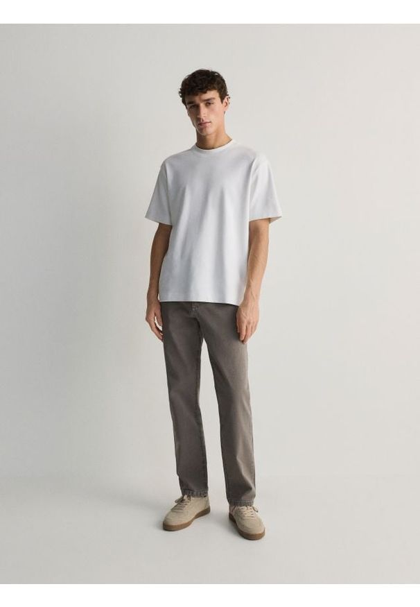 Reserved - Spodnie chino regular fit - ciemnoszary. Kolor: szary. Materiał: bawełna