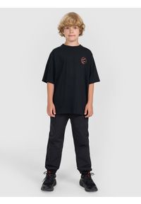4f - 4F T-shirt oversize z nadrukiem chłopięcy - czarny 140 (9-10 lat). Okazja: na co dzień. Kolor: czarny. Materiał: jersey, bawełna, materiał. Wzór: nadruk. Sezon: lato. Styl: sportowy, klasyczny, casual #2