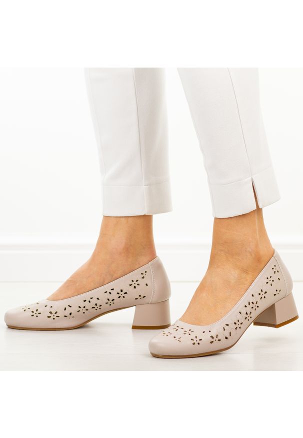 J.Szare czółenka damskie na obcasie Sergio Leone Sk180. Okazja: do pracy, na wesele, na spotkanie biznesowe, na ślub cywilny. Nosek buta: okrągły. Kolor: szary. Szerokość cholewki: normalna. Materiał: skóra. Sezon: wiosna, lato. Obcas: na obcasie. Styl: elegancki, biznesowy, klasyczny, wizytowy. Wysokość obcasa: średni