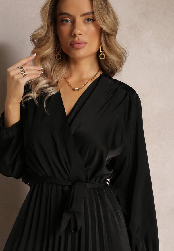 Renee - Czarna Maxi Sukienka z Plisowanym Dołem i Kopertowym Dekoltem Basila. Kolor: czarny. Typ sukienki: kopertowe. Długość: maxi